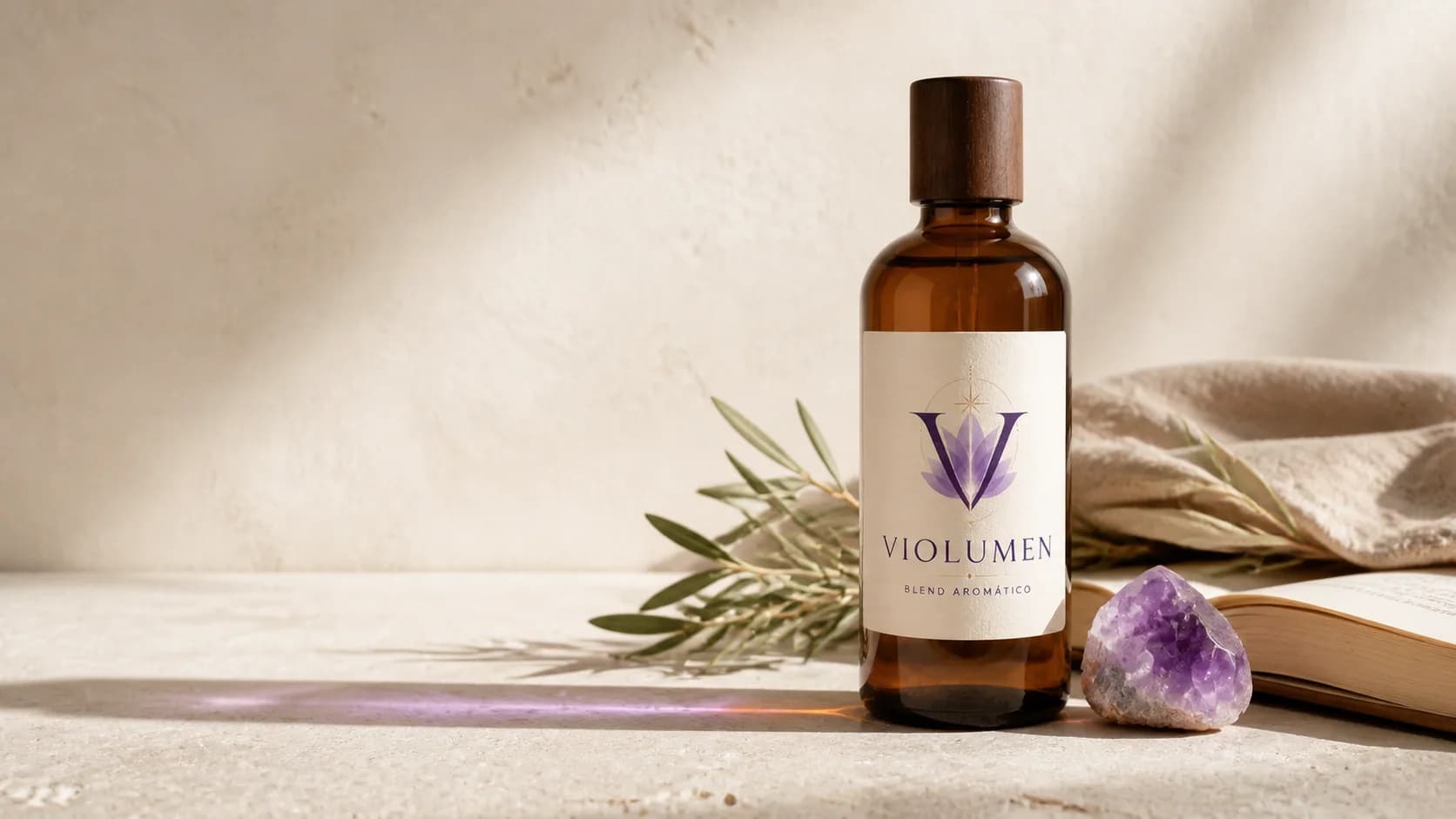 Blend aromático VIOLUMEN junto a lino, amatista, un libro y botánicos